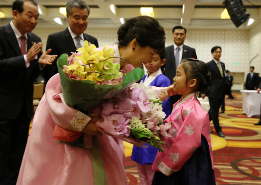 박근혜 대통령이 8일 오후(현지시간）LA 리츠칼튼호텔에서 열린 동포간담회에서 화동들로부터 환영 꽃다발을 받고 있다.