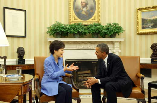 7일 오전(현지시간）백악관에서 열린 한·미정상회담에서 박근혜 대통령과 버락 오바마 미국 대통령이 밝은 표정으로 이야기하고 있다. (사진=청와대)