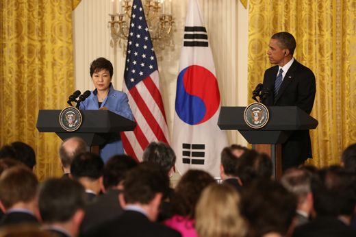 박근혜 대통령과 버락 오바마 미국 대통령이 7일 오후(현지시간）백악관 이스트룸에서 한·미 정상 공동기자회견을 하고 있다. 