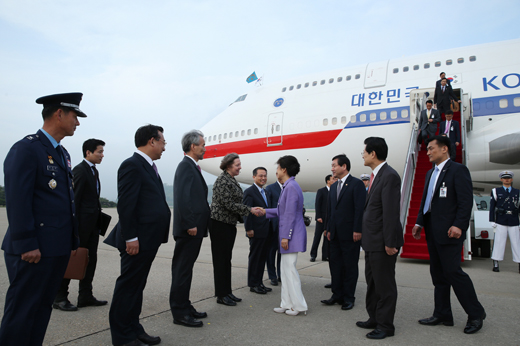 박근혜 대통령이 10일 오후 서울공항에 도착, 환영나온 인사들과 악수하고 있다. (사진=청와대)