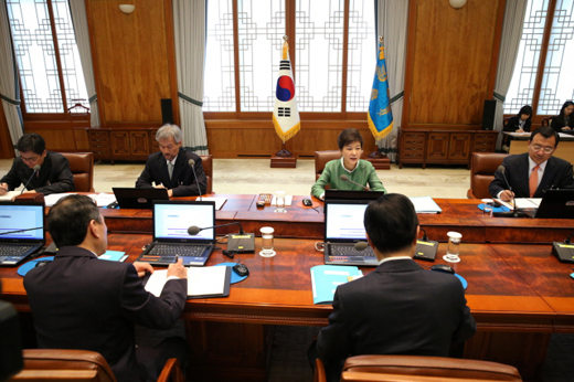 박근혜 대통령이 13일 오전 청와대에서 열린 수석비서관회의에서 모두발언하고 있다. (사진=청와대)