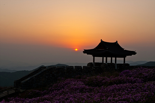 영화 촬영에 사용되었던 성곽을 배경으로 일몰이 아름답다.