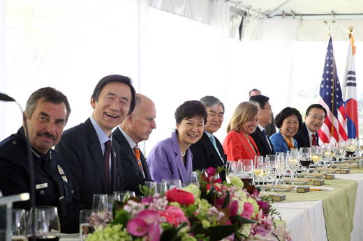 박근혜 대통령이 9일 LA시장 주최 환영 오찬에 참석하고 있다.