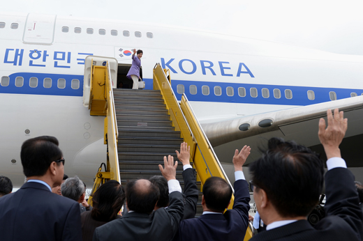 박근혜 대통령이 9일 오후 LA국제공항에서 전용기에 올라 손을 들어 인사하고 있다.