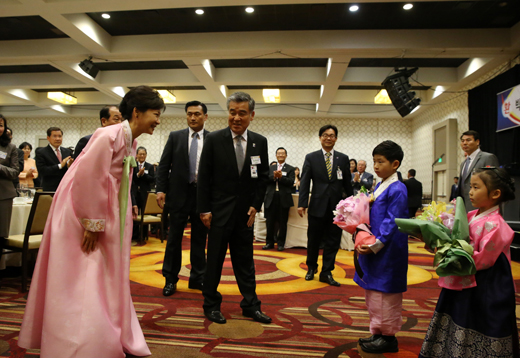 박근혜 대통령이 8일 오후 LA 리츠칼튼호텔에서 열린 동포간담회에서 화동들에게 인사하고 있다.