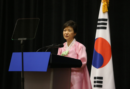 박근혜 대통령이 8일 오후 LA 리츠칼튼호텔에서 열린 동포간담회에서 인사말을 하고 있다.