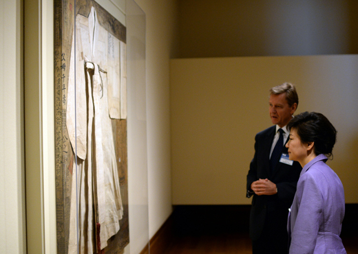 박근혜 대통령이 9일 오전 로스앤젤레스 게티미술관에서 열린 창조경제리더 간담회에 앞서 박물관에서 현대작가 김태순의 작품을 둘러보고 있다. 