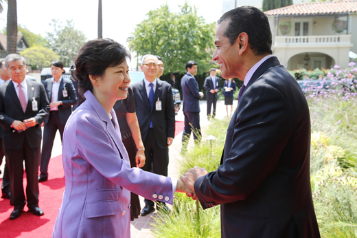 박근혜 대통령이 9일 LA시장 주최 환영 오찬에 참석하여 안토니오 비야라이고사 LA 시장과 악수하고 있다.