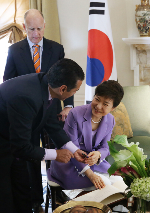 박근혜 대통령이 9일 LA시장 주최 환영 오찬에 참석하여 방명록을 작성하고 있다.