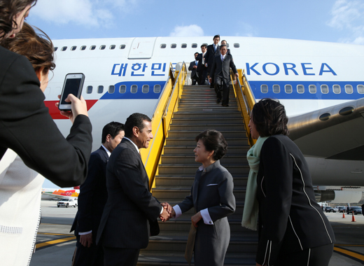 박근혜 대통령이 8일 오후(현지시간）미국 로스앤젤레스 LAX국제공항에 도착 환영인사들과 악수하고 있다.