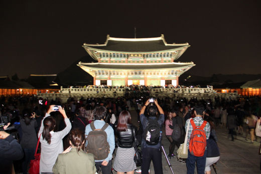 개장 첫날이었던 22일 경복궁 야간개장을 찾은 관람객들 모습.