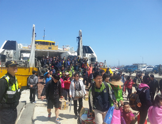 지난 18일 백령도에 도착한 관광객들이 여객선에서 내리고 있다. 