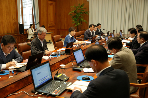 박근혜 대통령이 3일 오전 열린 청와대 수석비서관회의에서 원전비리 문제 등 현안에 대해 발언하고 있다. (사진=청와대)