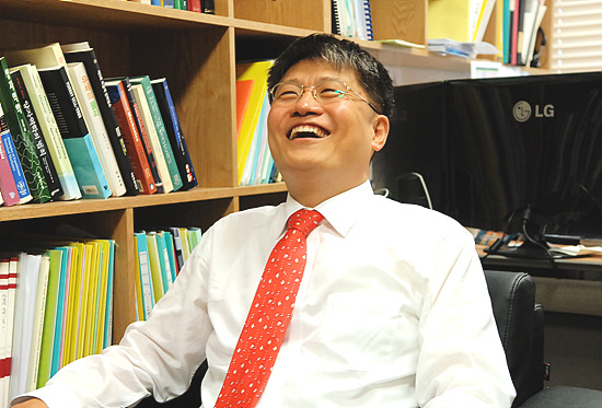 김승환 포스텍 산학협력단장이 포스텍에 관한 소개를 하던 중 크게 웃고 있다. 