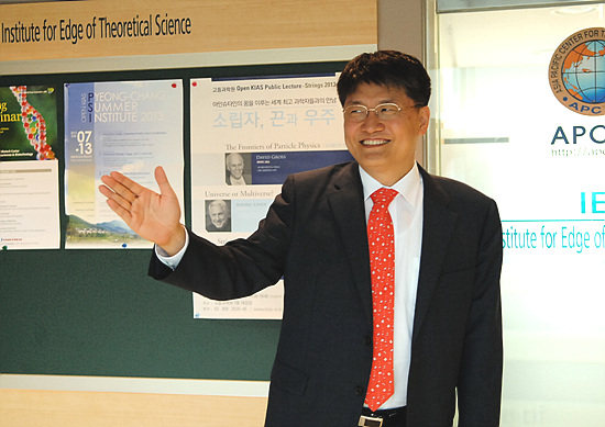 김승환 포스텍 산학협력단장이 도전정신이 있는 포스텍에 와서 ‘창업의 길’을 갈 것을 주문하고 있다.