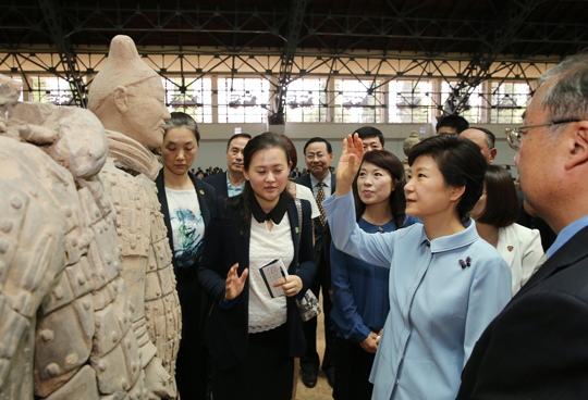 중국을 국빈 방문한 박근혜 대통령이 6월 30일 산시성 시안에 위치한 진시황릉 병마용갱을 둘러보고 있다. (사진=청와대)