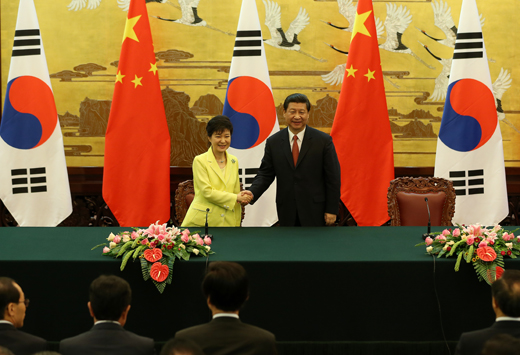 박근혜 대통령과 시진핑 중국 국가주석이 27일 오후 베이징 인민대회당에서 열린 공동기자회견을 마친뒤 환하게 웃으며 악수하고 있다. (사진=청와대)