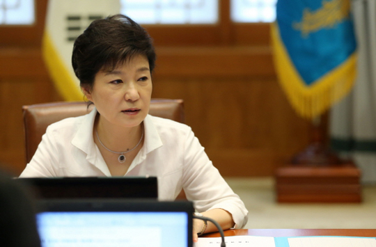 박근혜 대통령은 7일 아시아나항공 여객기 착륙사고와 관련해 “예기치 못한 이번 아시아나 항공기 착륙 사고로 인해 피해를 입으신 탑승객과 가족분들에게 깊은 위로의 말씀을 드린다”고 말했다. 사진은 지난 6월 24일 청와대에서 열린 대통령주재 수석비서관 회의에서 모두 발언을 하고 있는 박 대통령의 모습.(사진=청와대) 