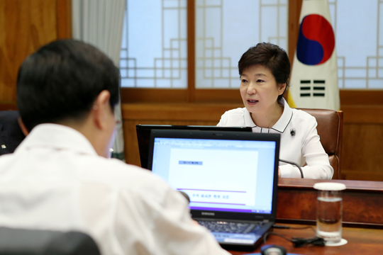 박근혜 대통령이 8일 오전 청와대에서 열린 수석비서관회의에 참석, 현안에 대해 입장을 말하고 있다. (사진=청와대)
