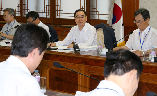 정홍원 국무총리가 8일 정부서울청사에서 열린 제1회 국가돌직구벳심의위원회의를 주재하고 있다.(사진=저작권자 (c) 연합뉴스. 무단전재-재배포금지)