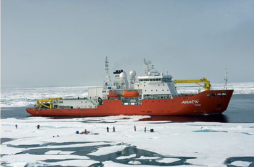 정부가 25일 ‘북극 종합정책 추진계획’을 수립했다. 사진은 아라온호가 해빙연구 및 해양생물 연구 사업을 위해 북극해 인근에 정박 중인 모습.(사진=저작권자 (c) 연합뉴스.무단전재-재배포금지)　　
