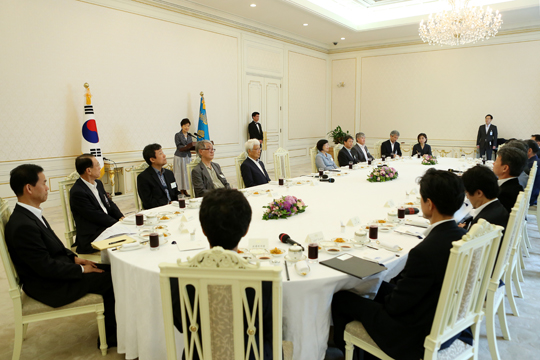 박근혜 대통령이 7일 청와대에서 열린 인문정신문화계 인사 오찬에서 인사말을 하고 있다. 