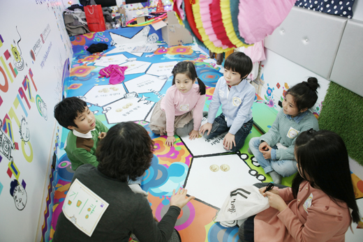 지난 2월 시범운영된 ‘움직이는 예술정거장’ 버스에서 아이들이 문화예술 프로그램을 즐기고 있다. 