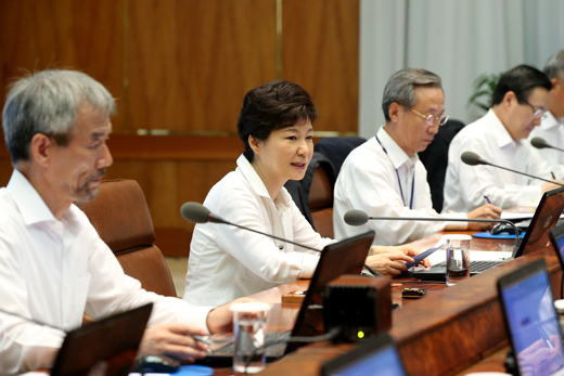 박근혜 대통령이 12일 오전 청와대에서 열린 수석비서관회의에서 발언하고 있다.(사진=청와대)  