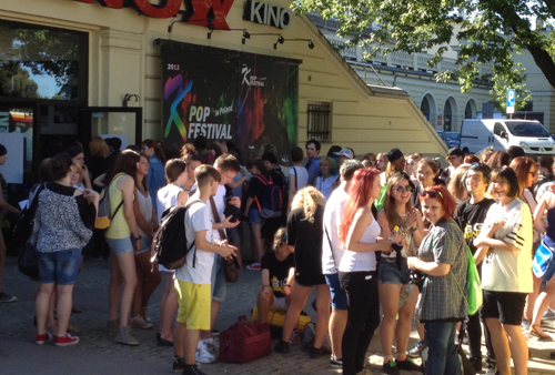 2013 폴란드 K-Pop 경연대회를 보러온 관객들이 행사장 입구에서 입장을 기다리고 있는 모습.