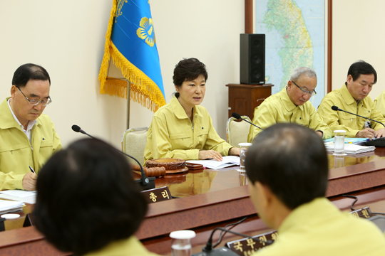 박근혜 대통령이 을지연습 첫날인 19일 오전 청와대에서 ‘을지국무회의’를 주재하며 인사말을 하고 있다.(사진=청와대)
