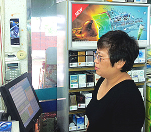 그린마트를 운영하는 박미순씨. 다른 가게들도 사이버 공동구매를 이용하면 좋겠다고 사이버직거래를 권유했다.  