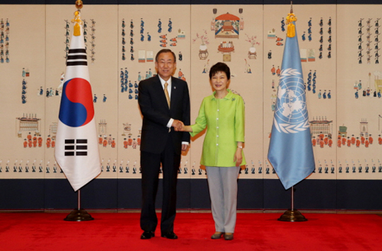 박근혜 대통령이 23일 청와대에서 반기문 유엔 사무총장과 기념촬영을 하고 있다. (사진=청와대)