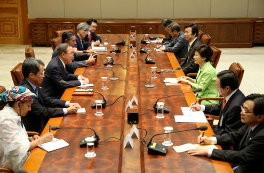 박근혜 대통령이 23일 청와대에서 반기문 유엔 사무총장을 접견, 환담하고 있다.