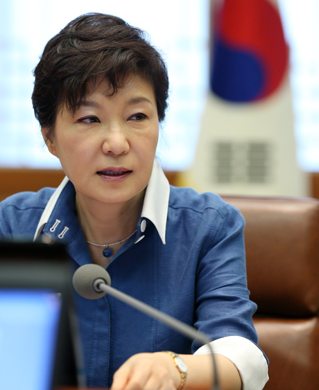박근혜 대통령이 26일 오전 청와대에서 열린 수석비서관회의에서 새 정부 출범 6개월의 소회 등에 대해 발언하고 있다. (사진=청와대)