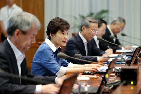 박근혜 대통령이 26일 오전 청와대에서 열린 수석비서관회의에서 새 정부 출범 6개월의 소회 등에 대해 발언하고 있다.