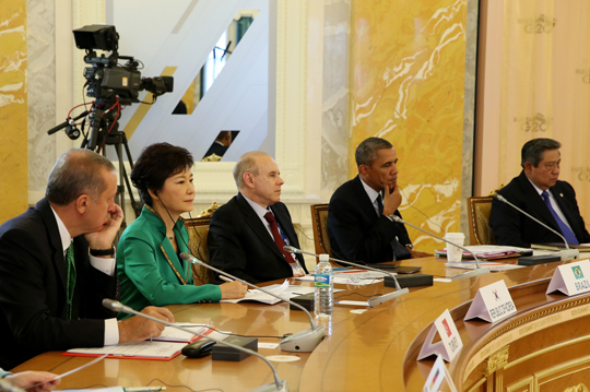 박근혜 대통령을 비롯한 각국 정상들이 6일(현지시간) 러시아 상트페테르부르크 콘스탄틴 궁전에서 열린 G20 정상 워킹 세션에서 회의에 임하고 있다.