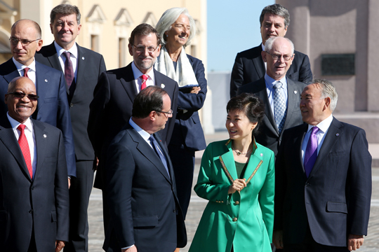 박근혜 대통령을 비롯한 각국 정상들이 6일(현지시간) 러시아 상트페테르부르크 콘스탄틴 궁전에서 G20 공식촬영을 하고 있다. (사진=청와대)