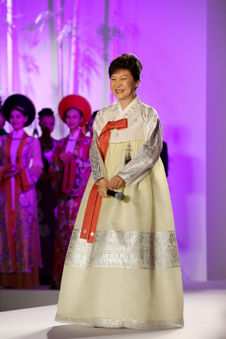 박근혜 대통령이 8일 베트남 하노이에 있는 경남하노이 랜드마크 컨벤션홀에서 열린 한복·아오자이(베트남 전통의상) 패션쇼에 참석, 인사말을 위해 무대로 나서고 있다.