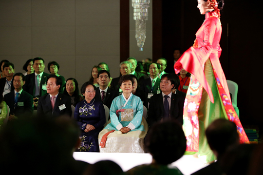박근혜 대통령이 8일 베트남 하노이에 있는 경남하노이 랜드마크 컨벤션홀에서 열린 한복·아오자이(베트남 전통의상) 패션쇼를 관람하고 있다.