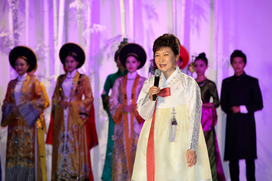  박근혜 대통령이 8일 베트남 하노이에 있는 경남 하노이랜드마크 컨벤션홀에서 열린 한복·아오자이(베트남 전통의상) 패션쇼에 참석, 인사말을 하고 있다. (사진=청와대)