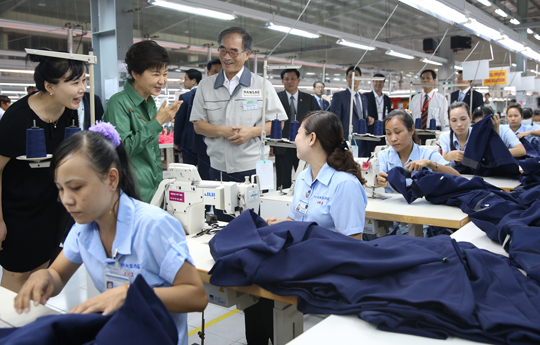 베트남을 국빈 방문중인 박근혜 대통령이 10일 오후(현지시간) 호치민에 위치한 한국 기업인 한세베트남을 방문, 생산라인을 둘러보며 근로자들을 격려하고 있다.