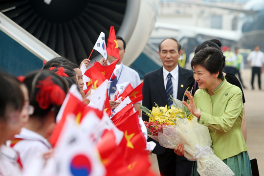 베트남을 국빈방문 중인 박근혜 대통령이 10일 오전(현지시간) 호치민에 도착해 환영나온 어린이들과 인사하고 있다. (사진=청와대)
