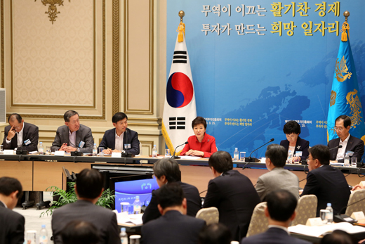 박근혜 대통령이 25일 청와대에서 열린 제3차 무역투자진흥회의에 참석해 모두발언을 하고 있다. (사진=청와대)　
