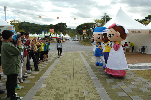 SNS국민리포터들이 2013 제천한방바이오박람회 마스코트인 박달이와 금봉이를 촬영하고 있다.