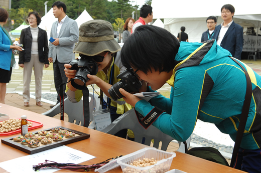 SNS국민리포터들이 2013 제천한방바이오박람회 현장에서 다양한 한방 체험을 하며 사진 촬영을 하고 있다.