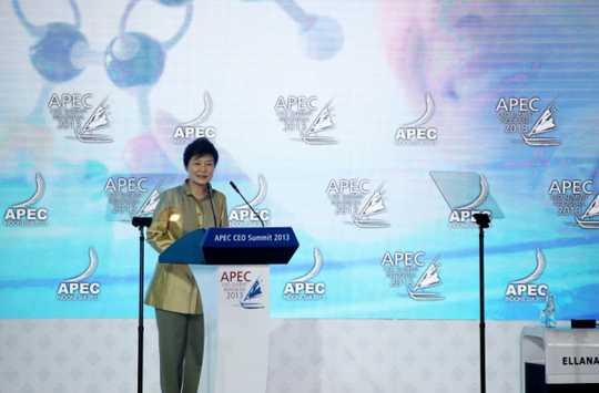 APEC 정상회의에 참석중인 박근혜 대통령이 6일 오후 발리 BICC에서 열린 ‘CEO 서밋 세션 6’에서 ‘창조경제’를 강조하는 기조연설을 하고 있다.