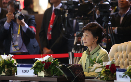 인도네시아 발리에서 열린 아시아·태평양경제협력체(APEC) 정상회의에 참석중인 박근혜 대통령이 7일 오후(현지시간) 쏘피아호텔 정상 전체회의장에서 열린 APEC 정상회담 1차 세션에 참가, 수실로 밤방 유도요노 인도네시아 대통령의 인사말을 듣고 있다. (사진=저작권자 (c) 연합뉴스. 무단전재-재배포금지)