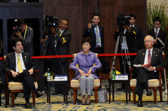 박근혜 대통령이 8일 오전(현지시간) 발리 소피텔호텔에서 열린 APEC 남태평양 도서국 정상들과의 대화에 참석하고 있다. (사진=청와대)
