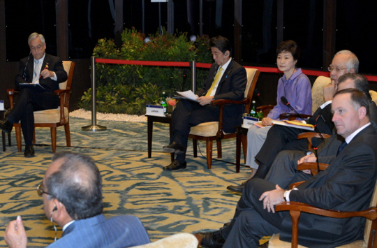 박근혜 대통령이 8일 오전(현지시간) 발리 소피텔호텔에서 열린 APEC 남태평양 도서국 정상들과의 대화에 참석하고 있다.