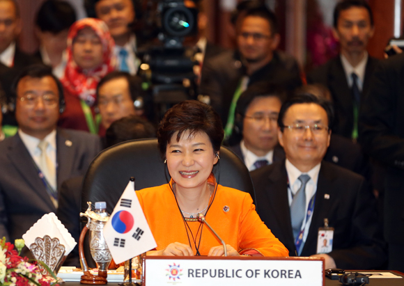 9일 오후 브루나이 인터내셔널 컨벤션센터에서 열린 한-아세안 정상회의에 참석한 박근혜 대통령이 볼키아 브루나이 국왕의 인사말을 들으며 활짝 웃고 있다.